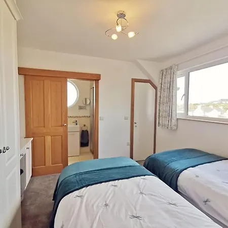 1 Y Bae - Top Floor Apartment Trearddur Exterior photo