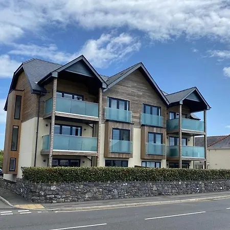 1 Y Bae - Top Floor Apartment Trearddur Exterior photo