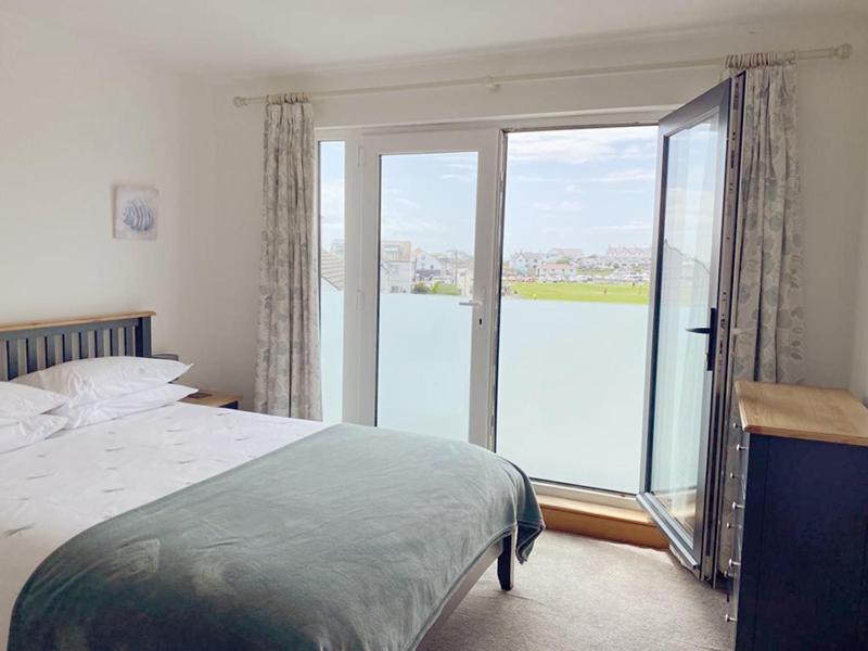 1 Y Bae - Floor Trearddur